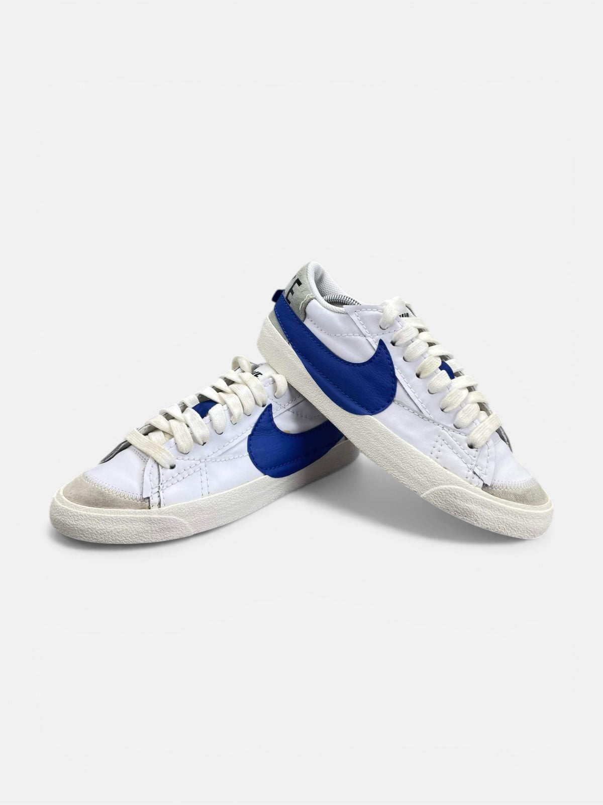 Nike Blazer Low '77 Jumbo White Old Royal — buty sportowe męskie w bardzo dobrym stanie rozmiar 43, boczny profil