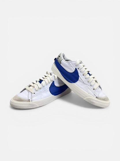 Nike Blazer Low '77 Jumbo White Old Royal — buty sportowe męskie w bardzo dobrym stanie rozmiar 43, boczny profil