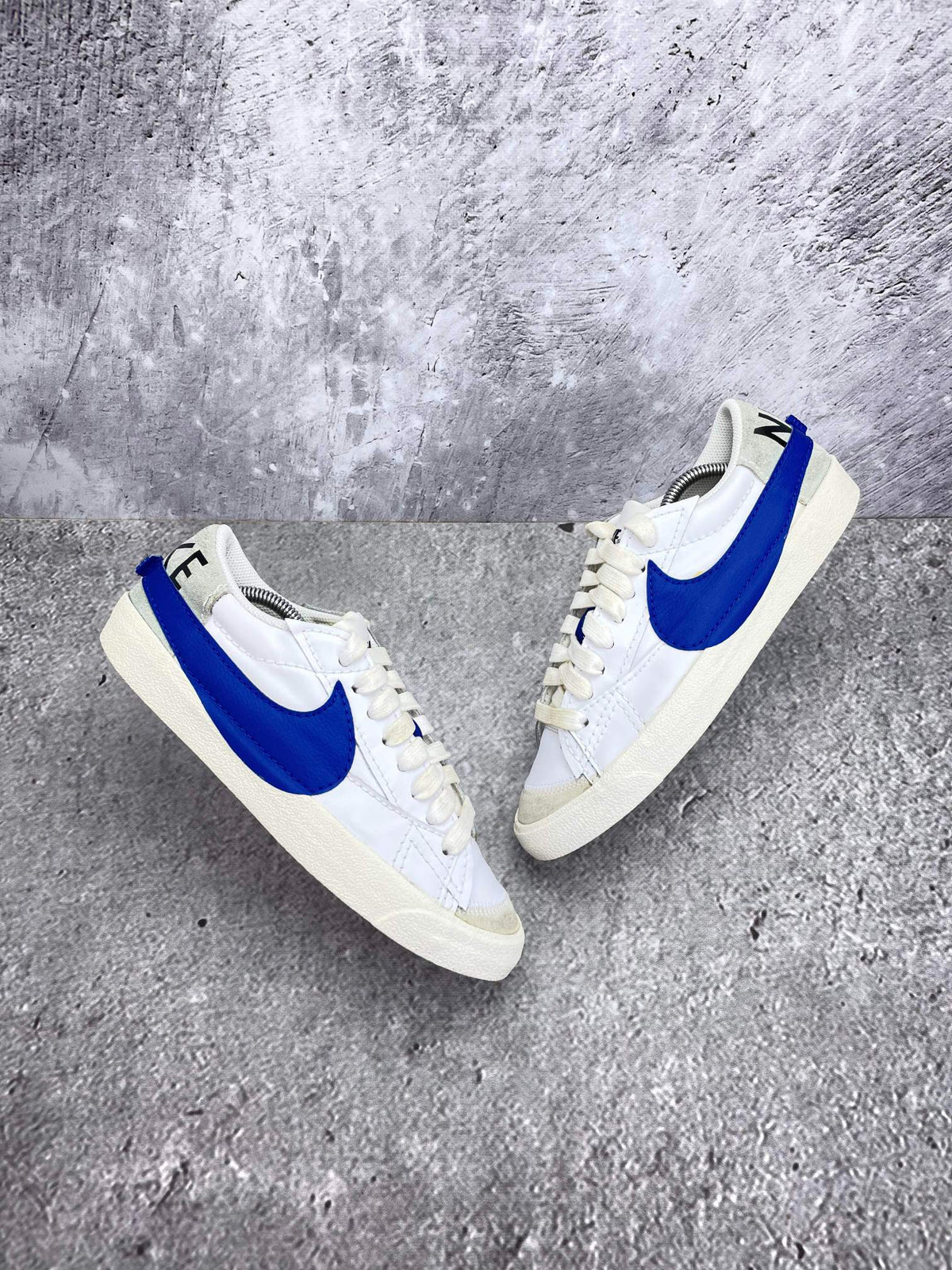 Nike Blazer Low '77 Jumbo White Old Royal — buty sportowe męskie w bardzo dobrym stanie rozmiar 43, widok z góry na zewnętrzną stronę butów