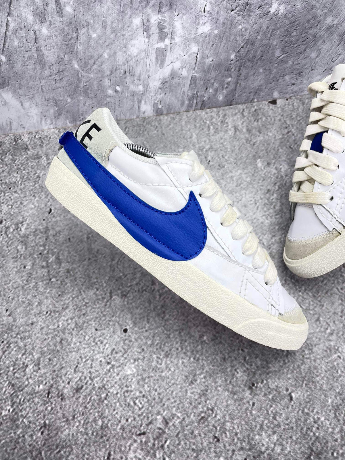 Nike Blazer Low '77 Jumbo White Old Royal — buty sportowe męskie w bardzo dobrym stanie rozmiar 43, zewnętrzny panel prawego buta