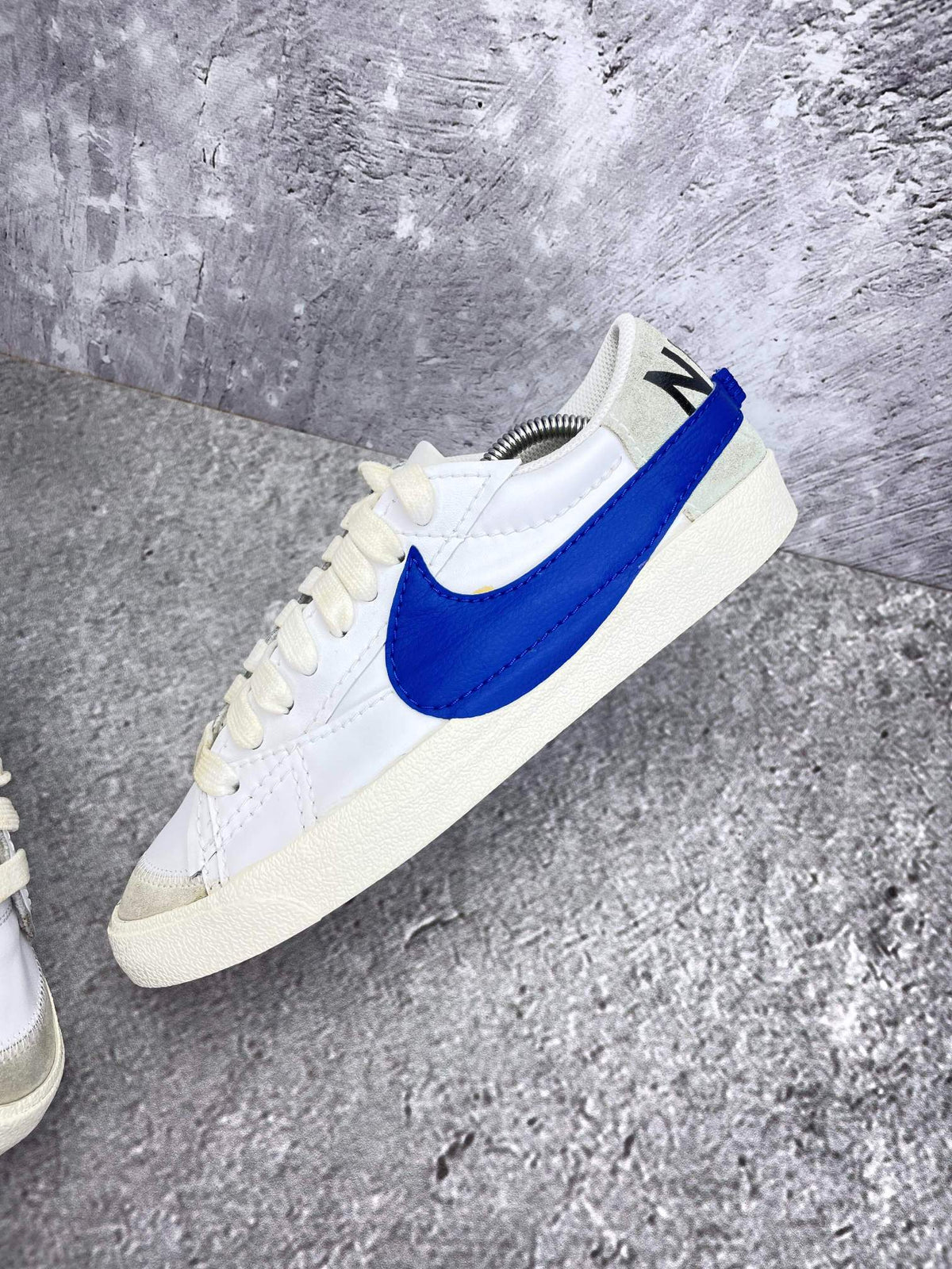 Nike Blazer Low '77 Jumbo White Old Royal — buty sportowe męskie w bardzo dobrym stanie rozmiar 43, zewnętrzny panel lewego buta