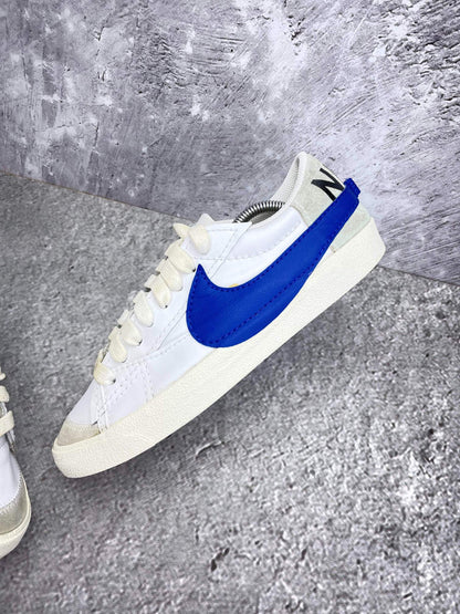 Nike Blazer Low '77 Jumbo White Old Royal — buty sportowe męskie w bardzo dobrym stanie rozmiar 43, zewnętrzny panel lewego buta