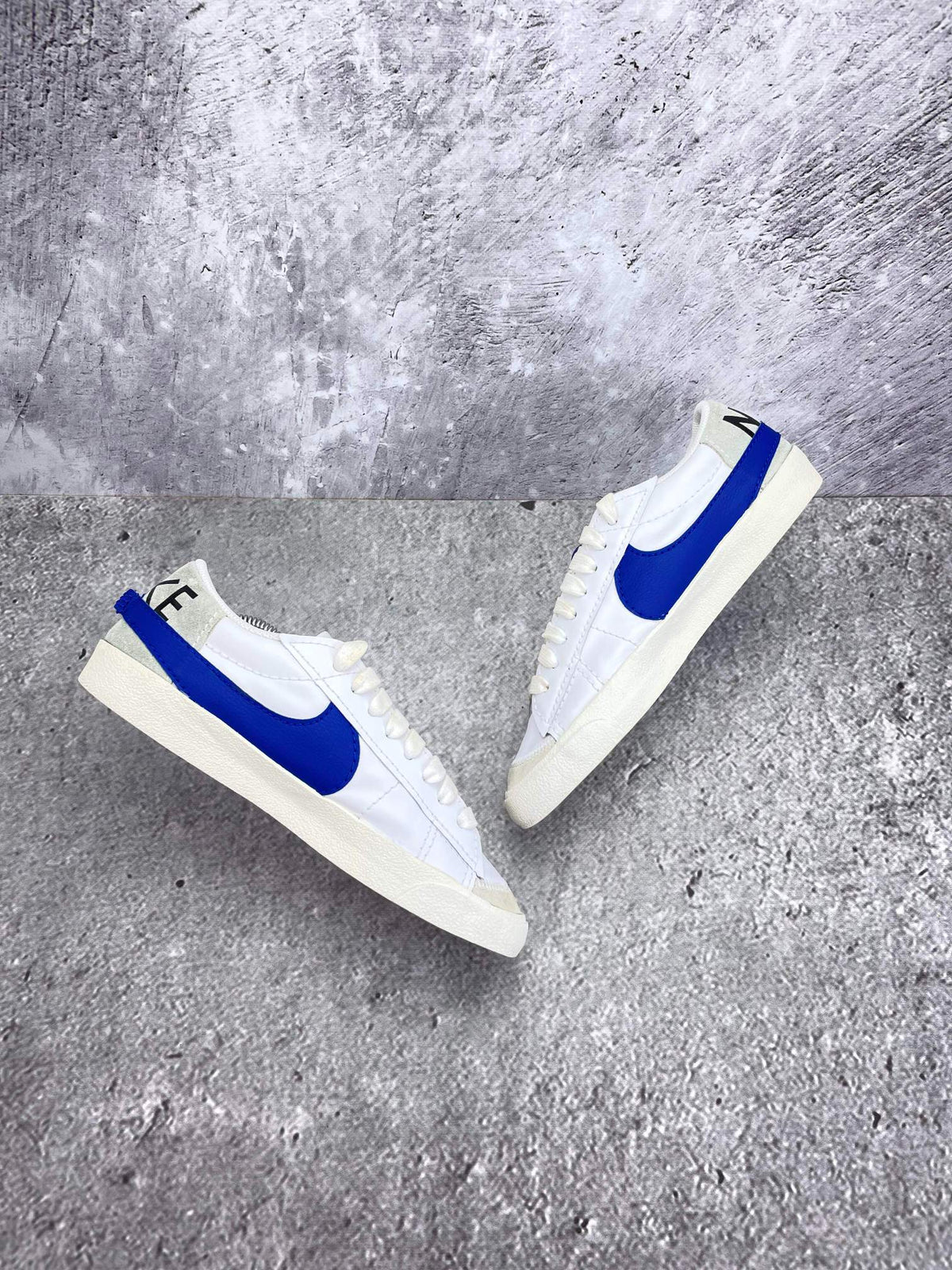 Nike Blazer Low '77 Jumbo White Old Royal — buty sportowe męskie w bardzo dobrym stanie rozmiar 43, widok z góry na wewnętrzną stronę butów