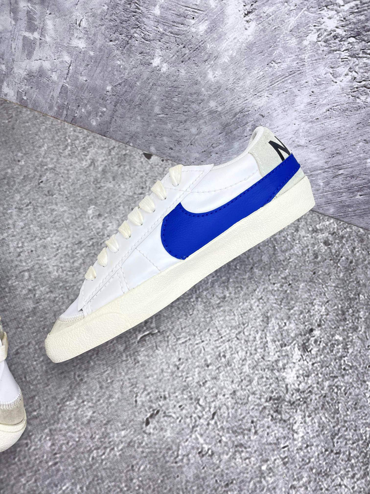 Nike Blazer Low '77 Jumbo White Old Royal — buty sportowe męskie w bardzo dobrym stanie rozmiar 43, wewnętrzny panel prawego buta
