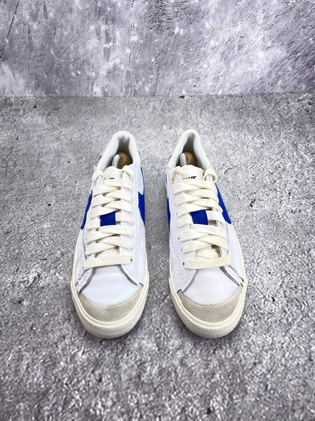 Nike Blazer Low '77 Jumbo White Old Royal — buty sportowe męskie w bardzo dobrym stanie rozmiar 43, widok z góry