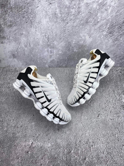 Nike Air VaporMax Plus — buty sportowe męskie w bardzo dobrym stanie rozmiar 45.5, widok z góry na zewnętrzną stronę butów