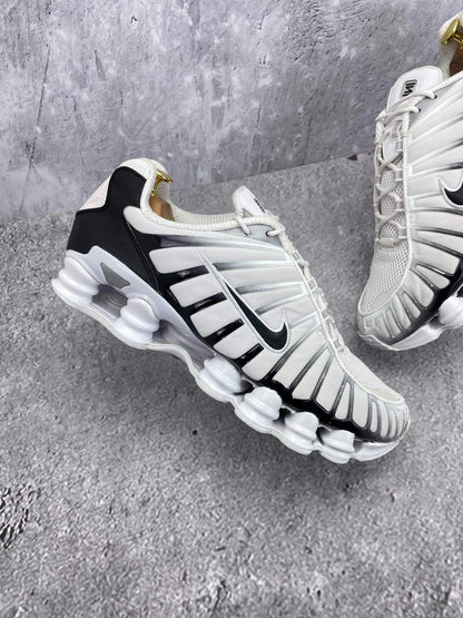 Nike Air VaporMax Plus — buty sportowe męskie w bardzo dobrym stanie rozmiar 45.5, zewnętrzny panel prawego buta