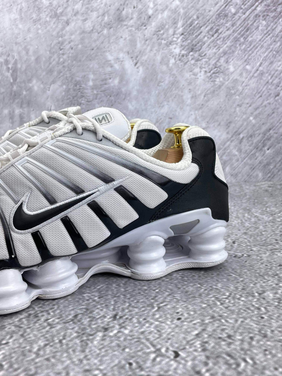 Nike Air VaporMax Plus — buty sportowe męskie w bardzo dobrym stanie rozmiar 45.5, widok z boku na tle studyjnym