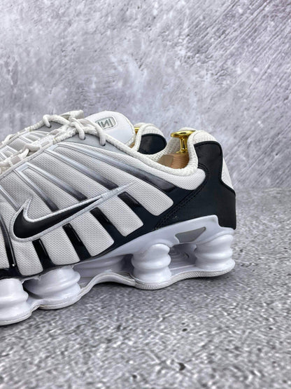 Nike Air VaporMax Plus — buty sportowe męskie w bardzo dobrym stanie rozmiar 45.5, widok z boku na tle studyjnym