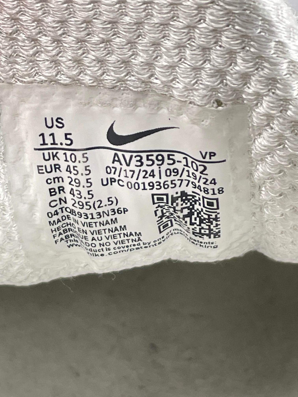 Nike Air VaporMax Plus — buty sportowe męskie w bardzo dobrym stanie rozmiar 45.5, para butów, widok z boku na tle studyjnym