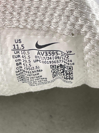 Nike Air VaporMax Plus — buty sportowe męskie w bardzo dobrym stanie rozmiar 45.5, para butów, widok z boku na tle studyjnym