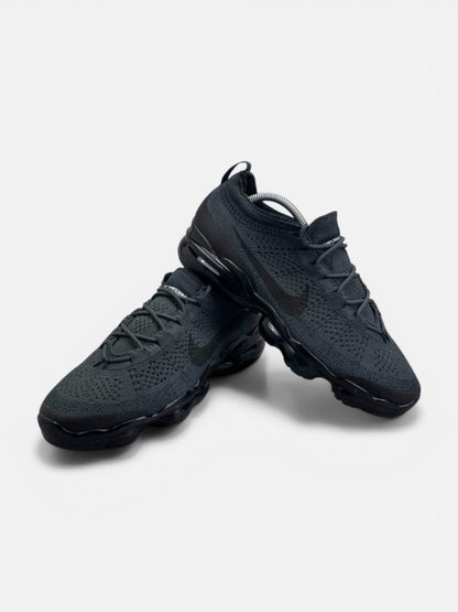 Nike Air VaporMax 2023 Flyknit Anthracite Black — buty sportowe męskie w bardzo dobrym stanie rozmiar 44, boczny profil