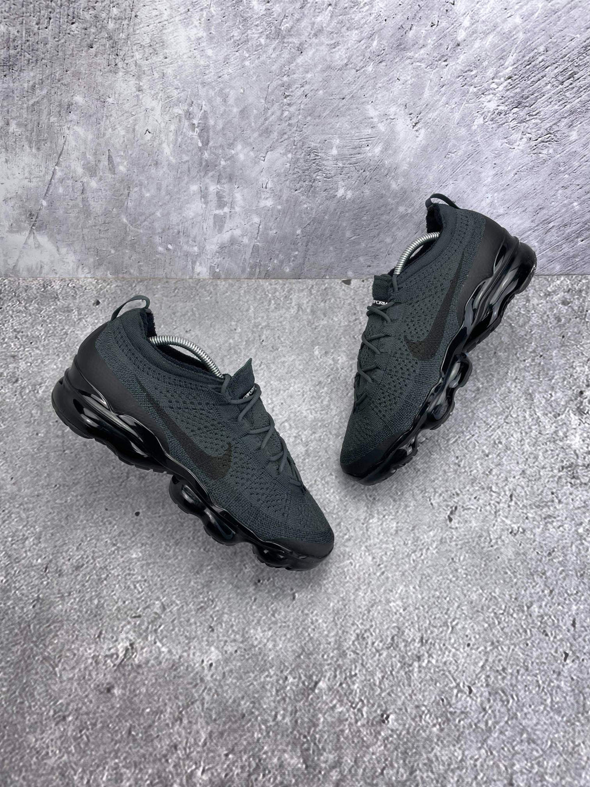 Nike Air VaporMax 2023 Flyknit Anthracite Black — buty sportowe męskie w bardzo dobrym stanie rozmiar 44, widok z góry na zewnętrzną stronę butów
