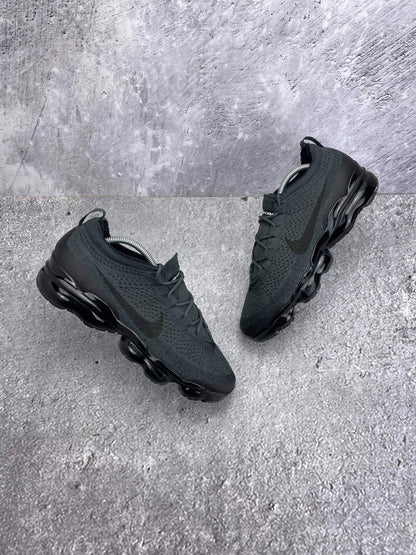 Nike Air VaporMax 2023 Flyknit Anthracite Black — buty sportowe męskie w bardzo dobrym stanie rozmiar 44, widok z góry na zewnętrzną stronę butów