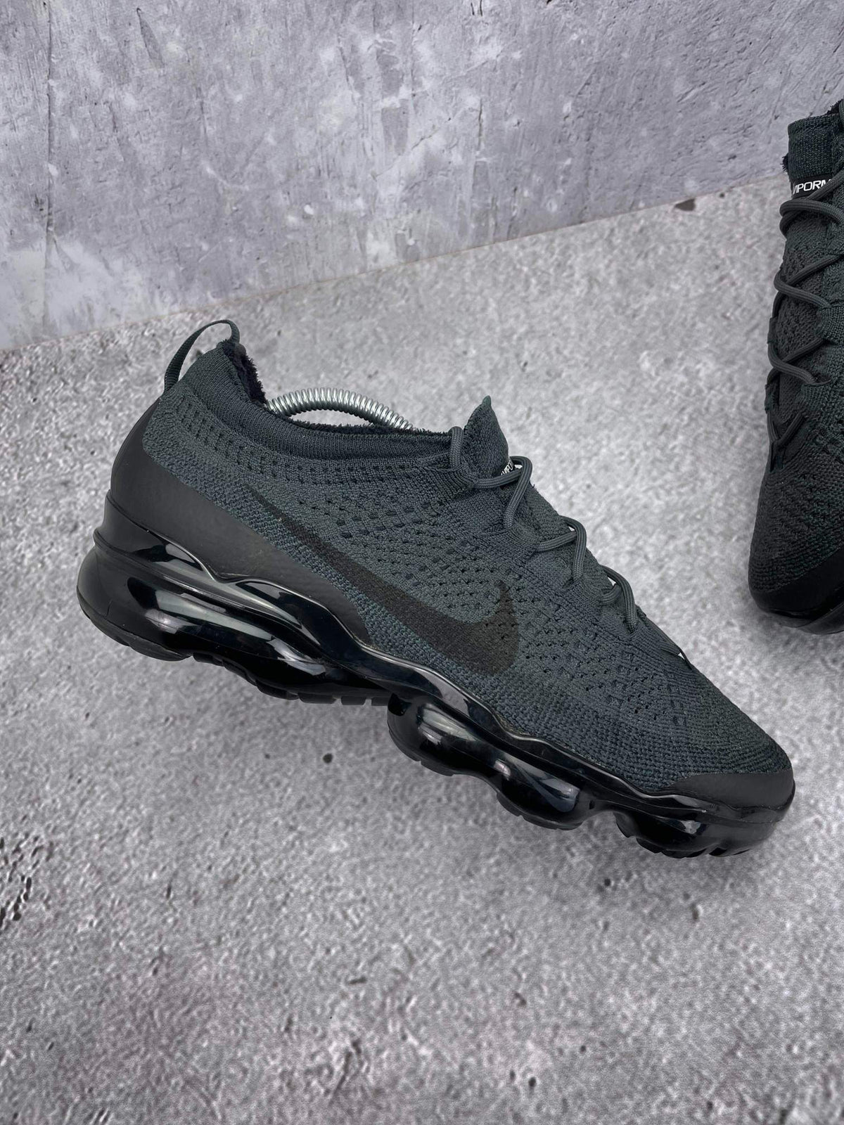 Nike Air VaporMax 2023 Flyknit Anthracite Black — buty sportowe męskie w bardzo dobrym stanie rozmiar 44, zewnętrzny panel prawego buta
