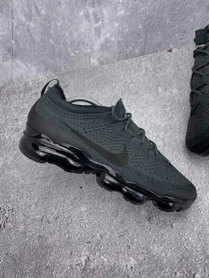Nike Air VaporMax 2023 Flyknit Anthracite Black — buty sportowe męskie w bardzo dobrym stanie rozmiar 44, zewnętrzny panel prawego buta