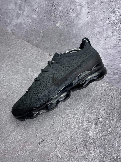 Nike Air VaporMax 2023 Flyknit Anthracite Black — buty sportowe męskie w bardzo dobrym stanie rozmiar 44, zewnętrzny panel lewego buta