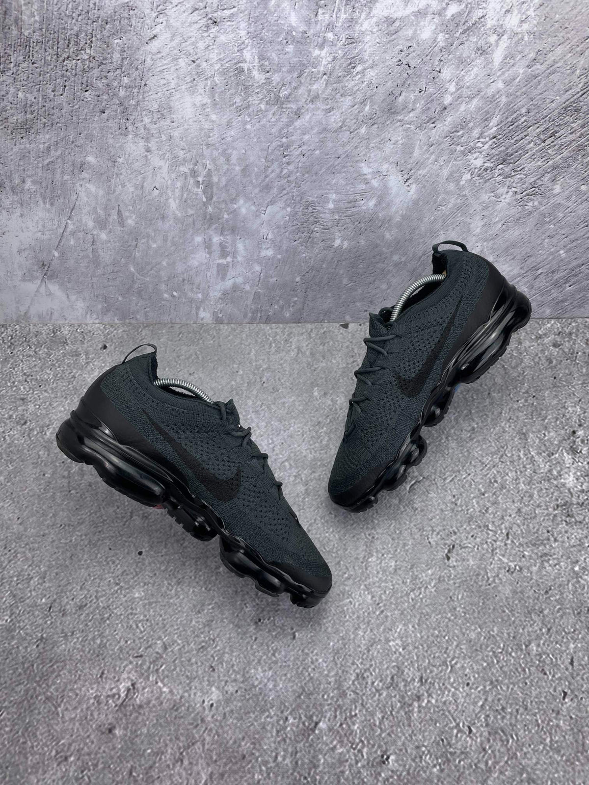 Nike Air VaporMax 2023 Flyknit Anthracite Black — buty sportowe męskie w bardzo dobrym stanie rozmiar 44, widok z góry na wewnętrzną stronę butów