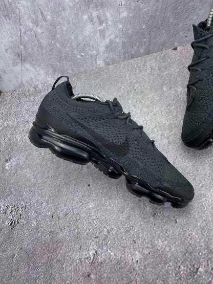 Nike Air VaporMax 2023 Flyknit Anthracite Black — buty sportowe męskie w bardzo dobrym stanie rozmiar 44, wewnętrzny panel lewego buta