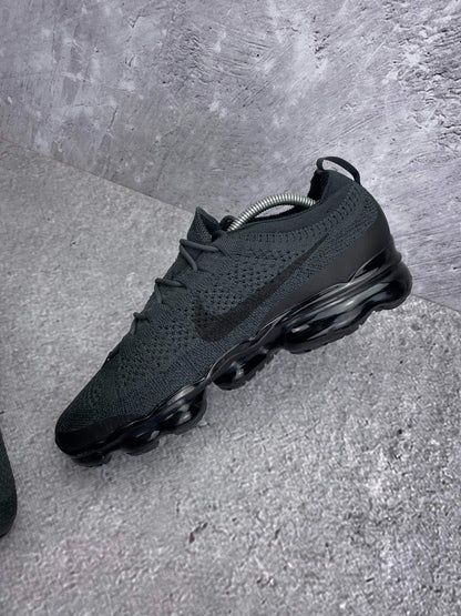 Nike Air VaporMax 2023 Flyknit Anthracite Black — buty sportowe męskie w bardzo dobrym stanie rozmiar 44, wewnętrzny panel prawego buta