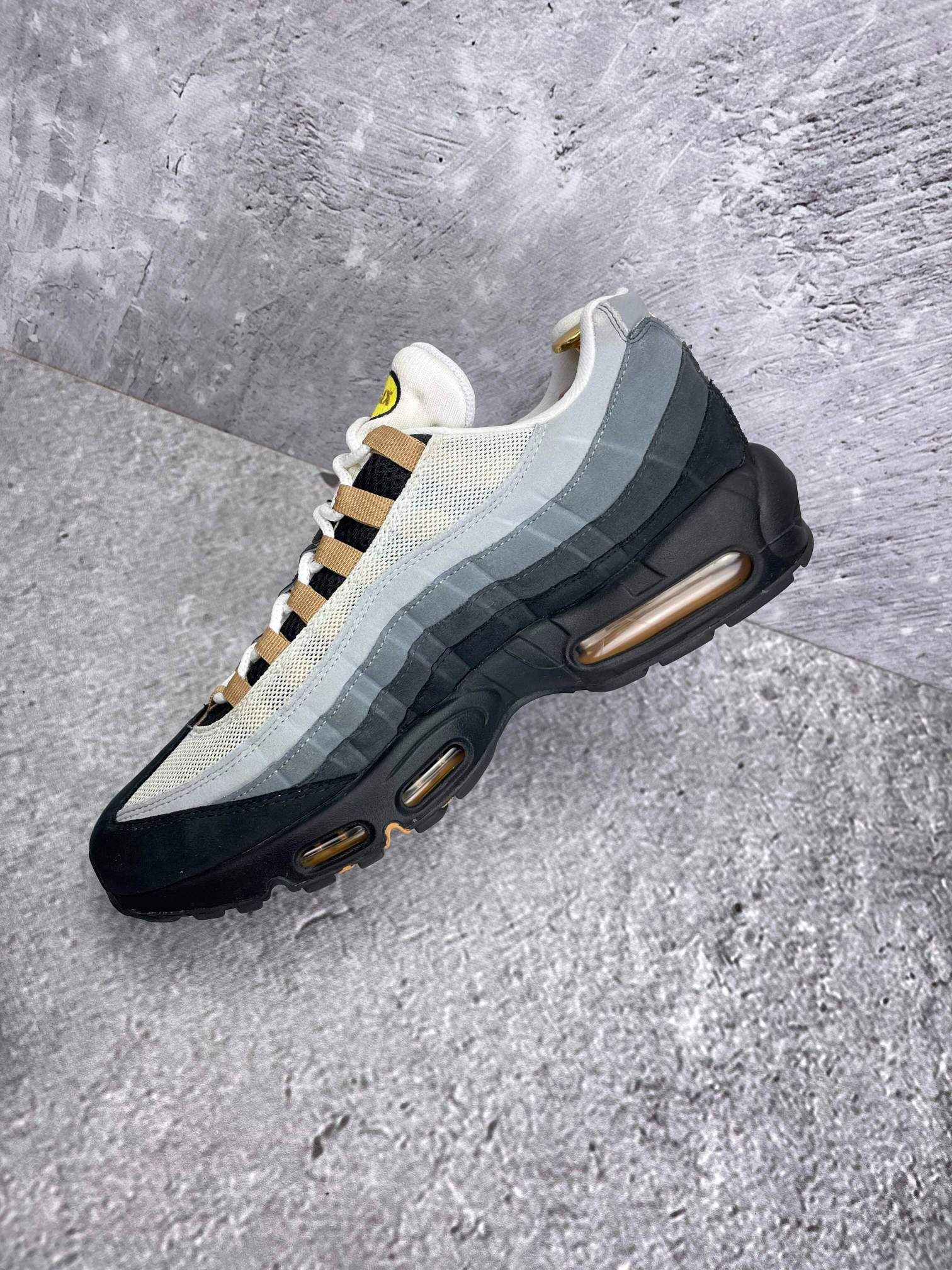 Nike Air Max 95 Icons — buty sportowe męskie w bardzo dobrym stanie rozmiar 45, wewnętrzny panel prawego buta