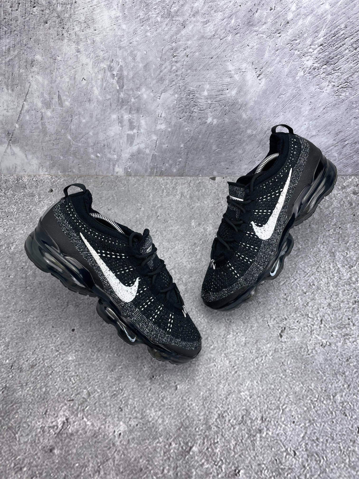 Nike Air VaporMax 2023 Flyknit Oreo — buty sportowe męskie w bardzo dobrym stanie rozmiar 43, widok z góry na zewnętrzną stronę butów