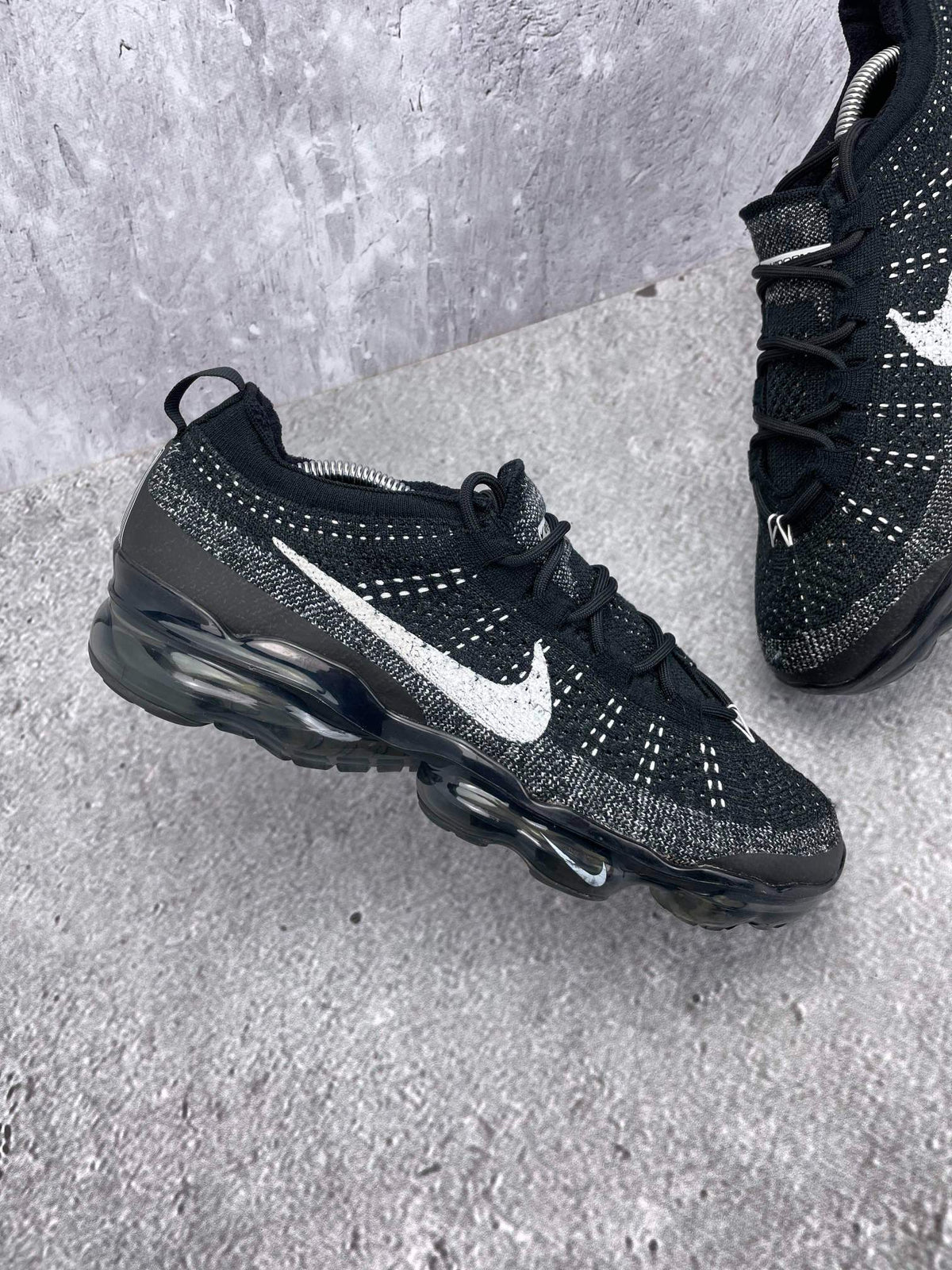 Nike Air VaporMax 2023 Flyknit Oreo — buty sportowe męskie w bardzo dobrym stanie rozmiar 43, zewnętrzny panel prawego buta
