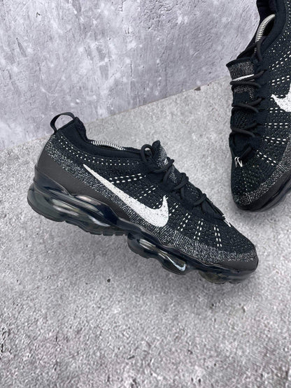 Nike Air VaporMax 2023 Flyknit Oreo — buty sportowe męskie w bardzo dobrym stanie rozmiar 43, zewnętrzny panel prawego buta