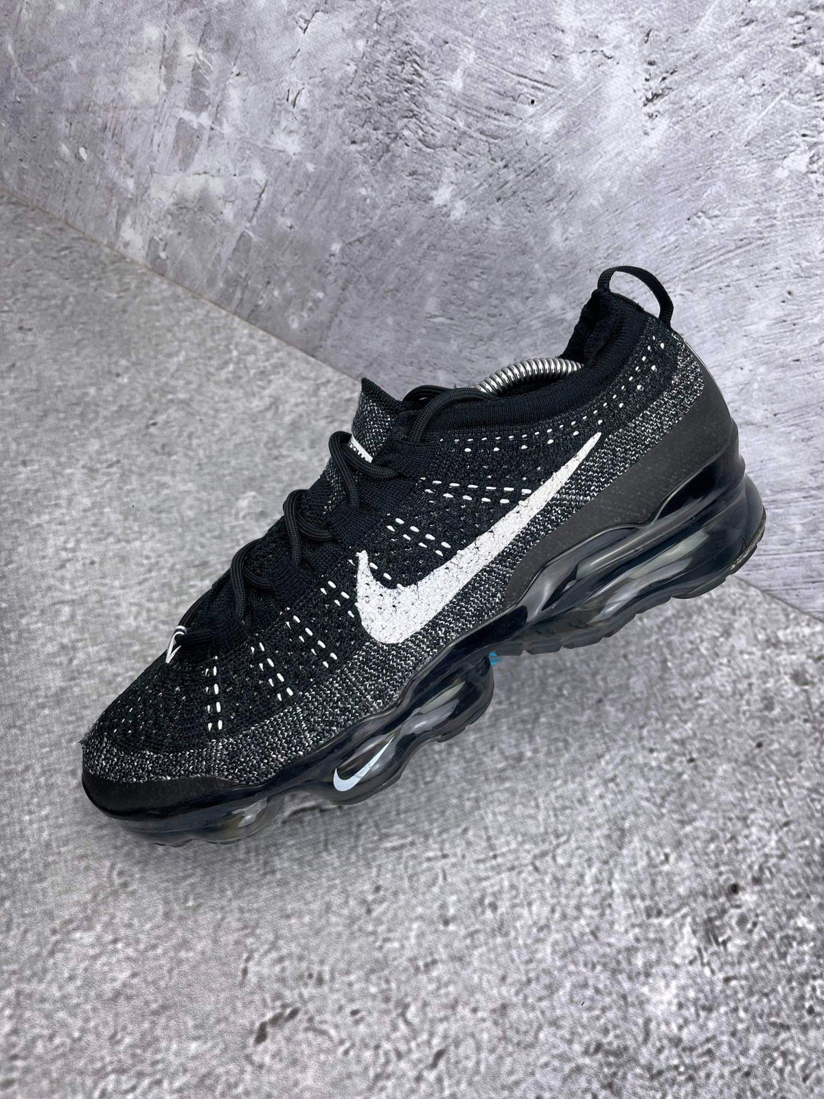 Nike Air VaporMax 2023 Flyknit Oreo — buty sportowe męskie w bardzo dobrym stanie rozmiar 43, zewnętrzny panel lewego buta