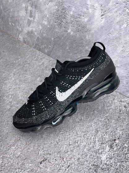 Nike Air VaporMax 2023 Flyknit Oreo — buty sportowe męskie w bardzo dobrym stanie rozmiar 43, zewnętrzny panel lewego buta