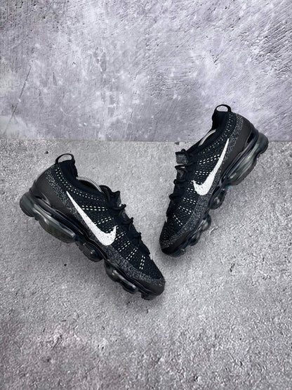 Nike Air VaporMax 2023 Flyknit Oreo — buty sportowe męskie w bardzo dobrym stanie rozmiar 43, widok z góry na wewnętrzną stronę butów