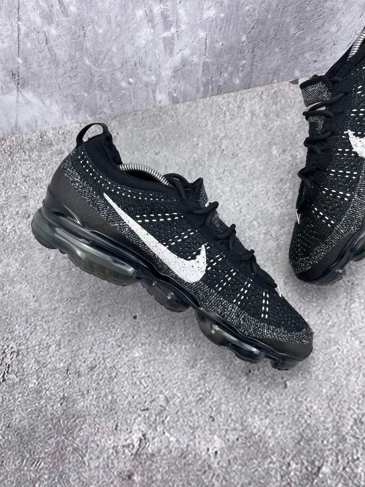 Nike Air VaporMax 2023 Flyknit Oreo — buty sportowe męskie w bardzo dobrym stanie rozmiar 43, wewnętrzny panel lewego buta