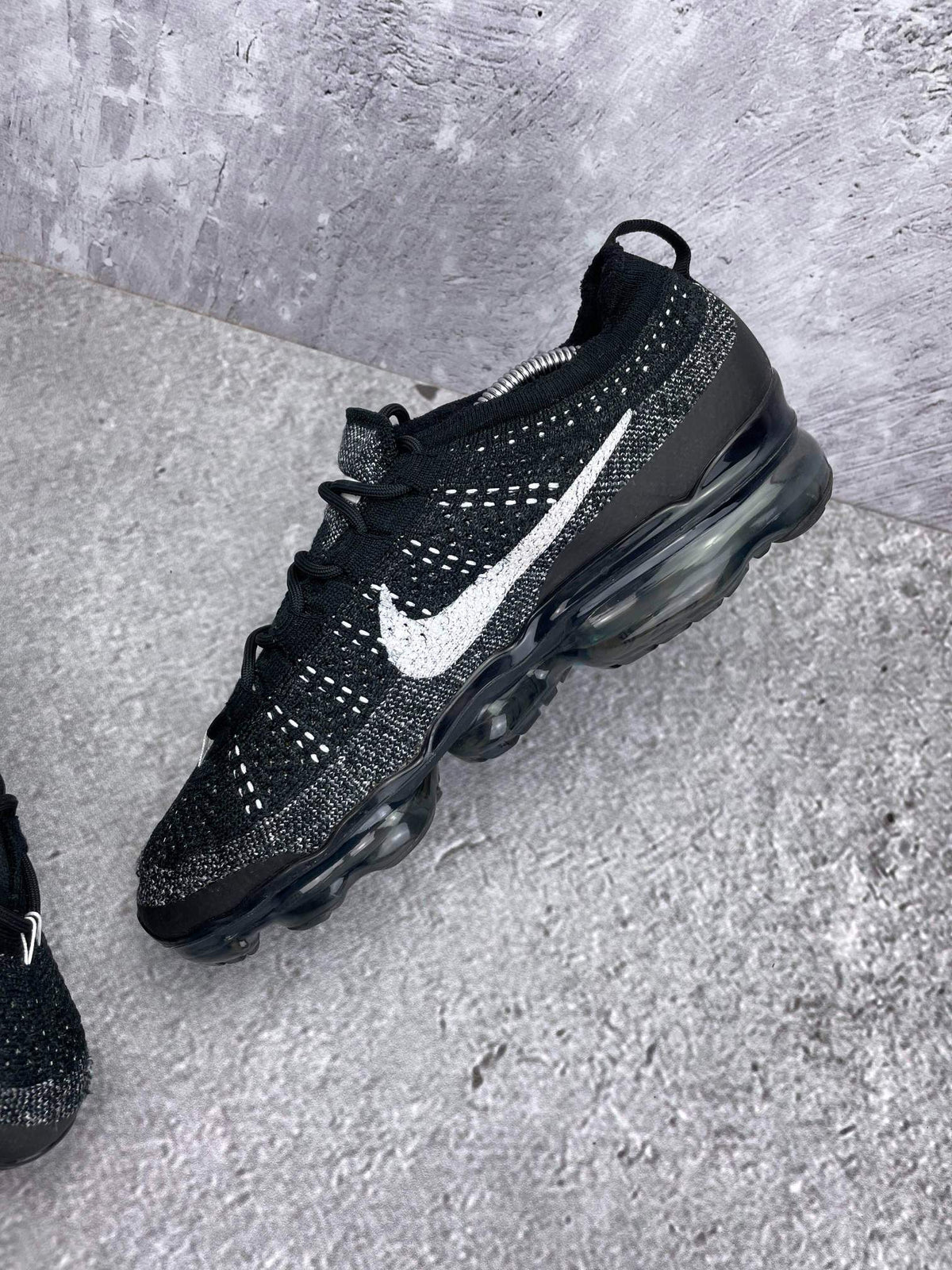 Nike Air VaporMax 2023 Flyknit Oreo — buty sportowe męskie w bardzo dobrym stanie rozmiar 43, wewnętrzny panel prawego buta