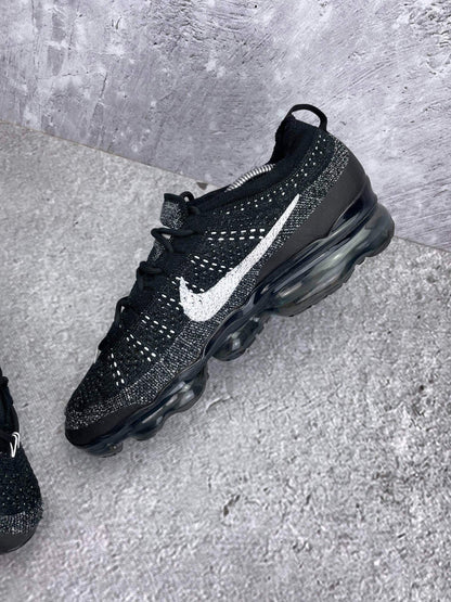 Nike Air VaporMax 2023 Flyknit Oreo — buty sportowe męskie w bardzo dobrym stanie rozmiar 43, wewnętrzny panel prawego buta