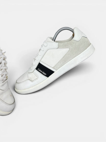 Calvin Klein Sneakers — buty sportowe męskie w bardzo dobrym stanie rozmiar 41, widok z góry na wewnętrzną stronę butów