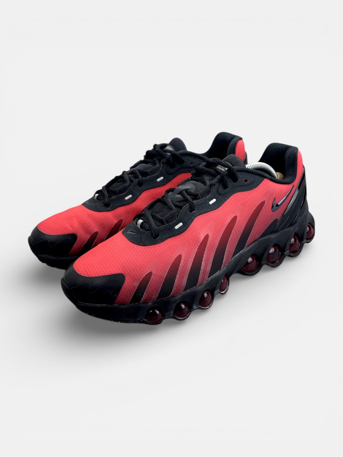 Nike Air Max Dn8 Black Bright Crimson — buty sportowe męskie w bardzo dobrym stanie rozmiar 44.5, widok z boku