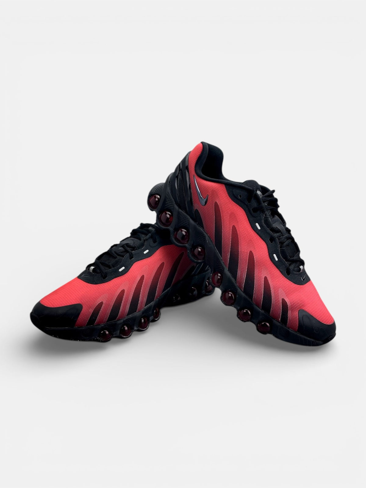 Nike Air Max Dn8 Black Bright Crimson — buty sportowe męskie w bardzo dobrym stanie rozmiar 44.5, boczny profil
