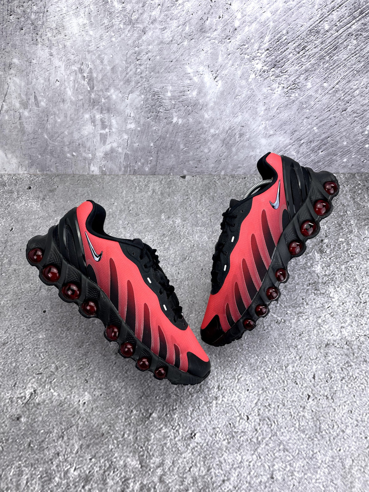 Nike Air Max Dn8 Black Bright Crimson — buty sportowe męskie w bardzo dobrym stanie rozmiar 44.5, widok z góry na zewnętrzną stronę butów