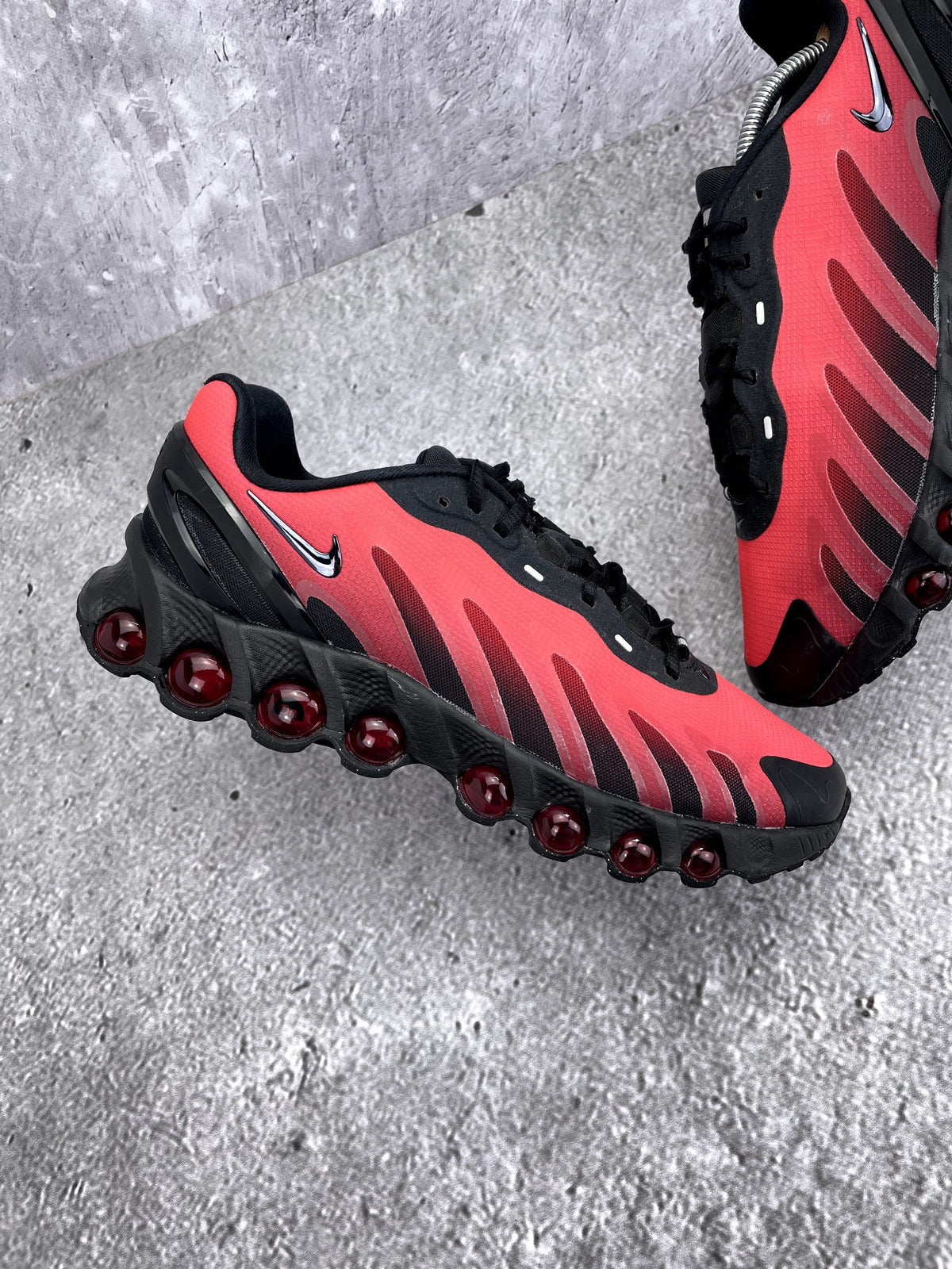 Nike Air Max Dn8 Black Bright Crimson — buty sportowe męskie w bardzo dobrym stanie rozmiar 44.5, zewnętrzny panel prawego buta