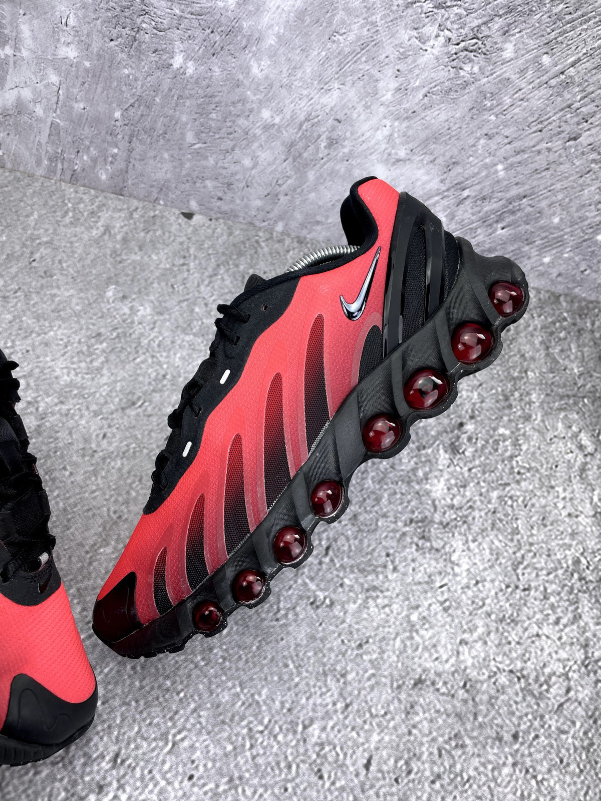 Nike Air Max Dn8 Black Bright Crimson — buty sportowe męskie w bardzo dobrym stanie rozmiar 44.5, zewnętrzny panel lewego buta