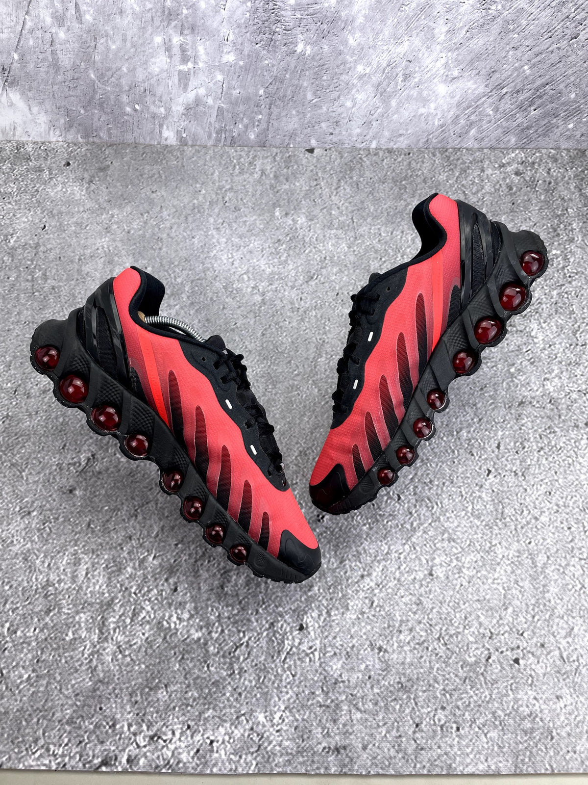 Nike Air Max Dn8 Black Bright Crimson — buty sportowe męskie w bardzo dobrym stanie rozmiar 44.5, widok z góry na wewnętrzną stronę butów