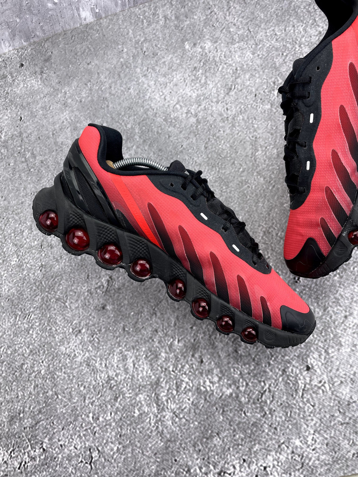 Nike Air Max Dn8 Black Bright Crimson — buty sportowe męskie w bardzo dobrym stanie rozmiar 44.5, wewnętrzny panel lewego buta
