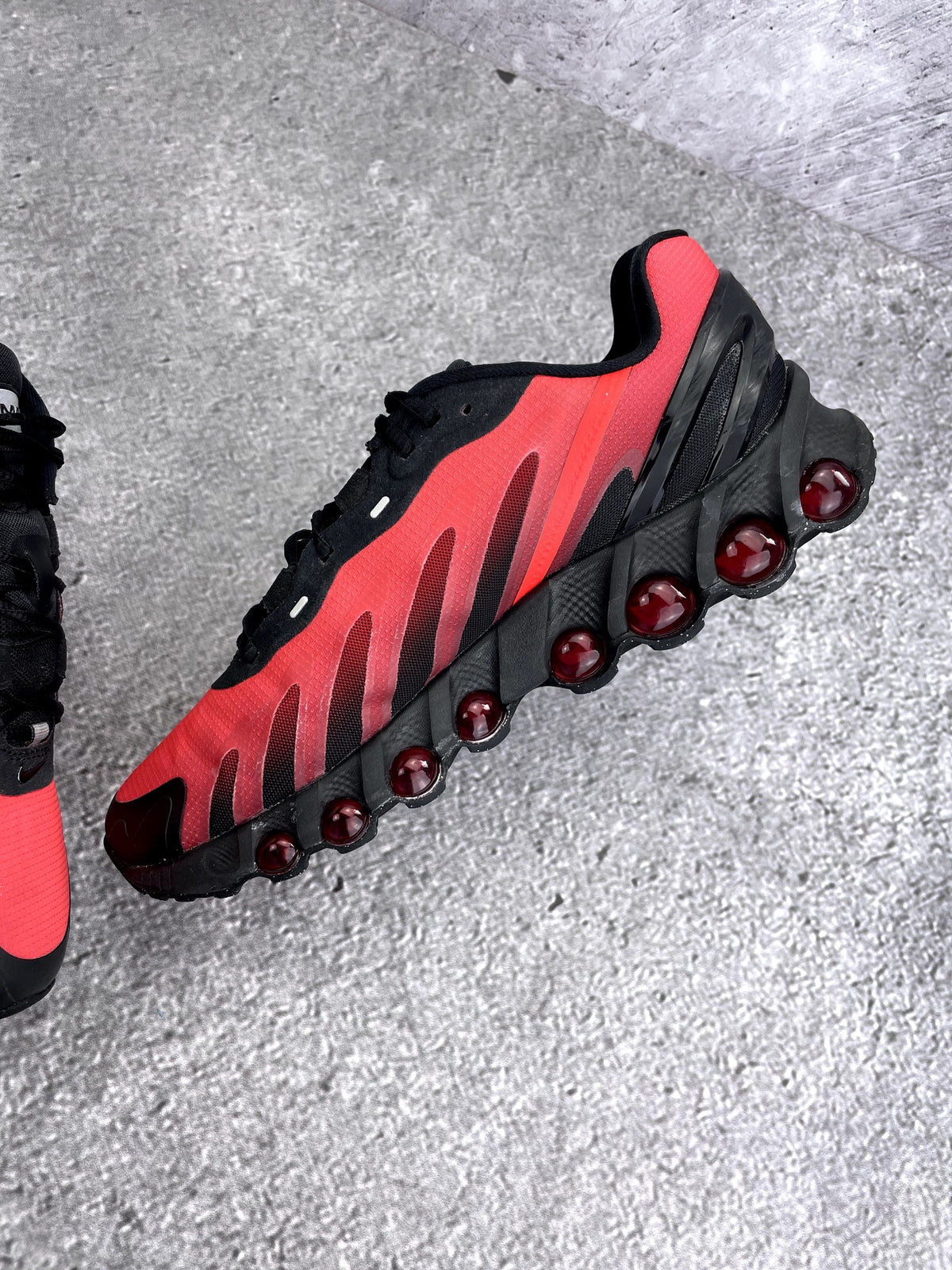 Nike Air Max Dn8 Black Bright Crimson — buty sportowe męskie w bardzo dobrym stanie rozmiar 44.5, wewnętrzny panel prawego buta