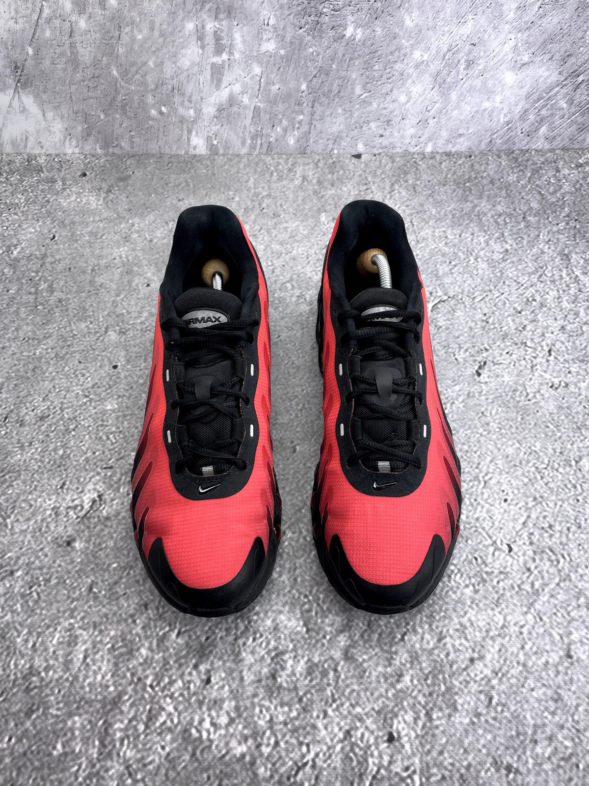 Nike Air Max Dn8 Black Bright Crimson — buty sportowe męskie w bardzo dobrym stanie rozmiar 44.5, widok z góry