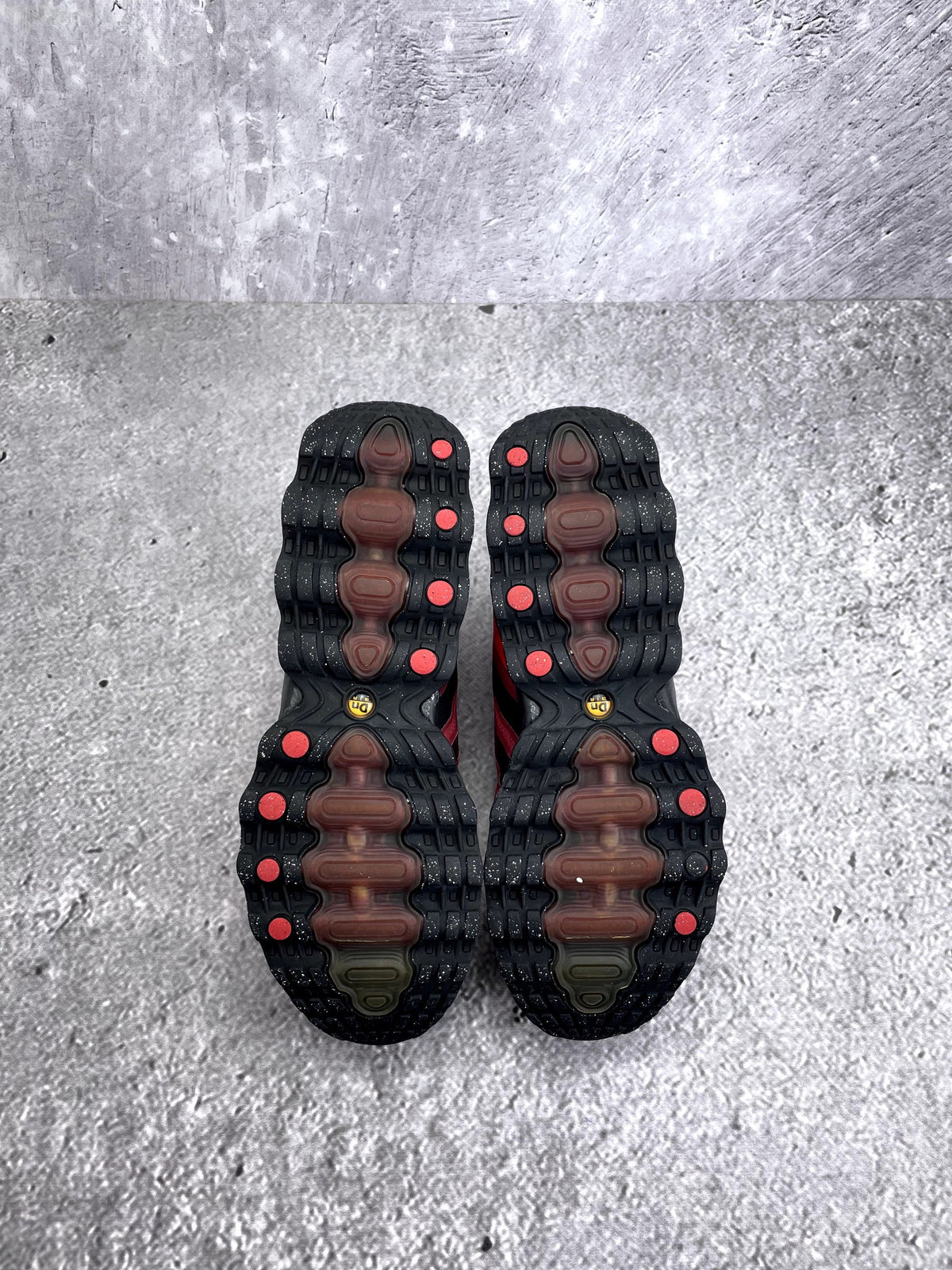Nike Air Max Dn8 Black Bright Crimson — buty sportowe męskie w bardzo dobrym stanie rozmiar 44.5, podeszwa