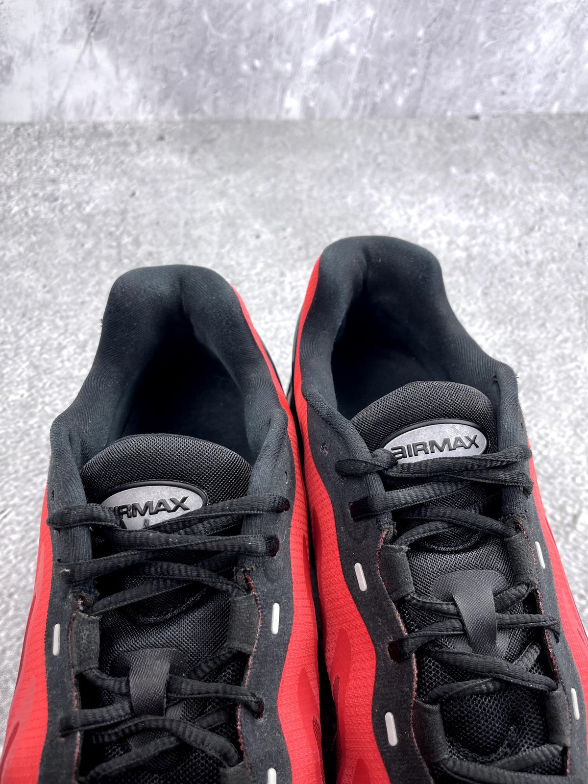 Nike Air Max Dn8 Black Bright Crimson — buty sportowe męskie w bardzo dobrym stanie rozmiar 44.5, zapiętki butów