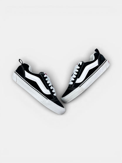 Vans Old Skool — buty sportowe męskie w bardzo dobrym stanie rozmiar 42, widok z góry na zewnętrzną stronę butów