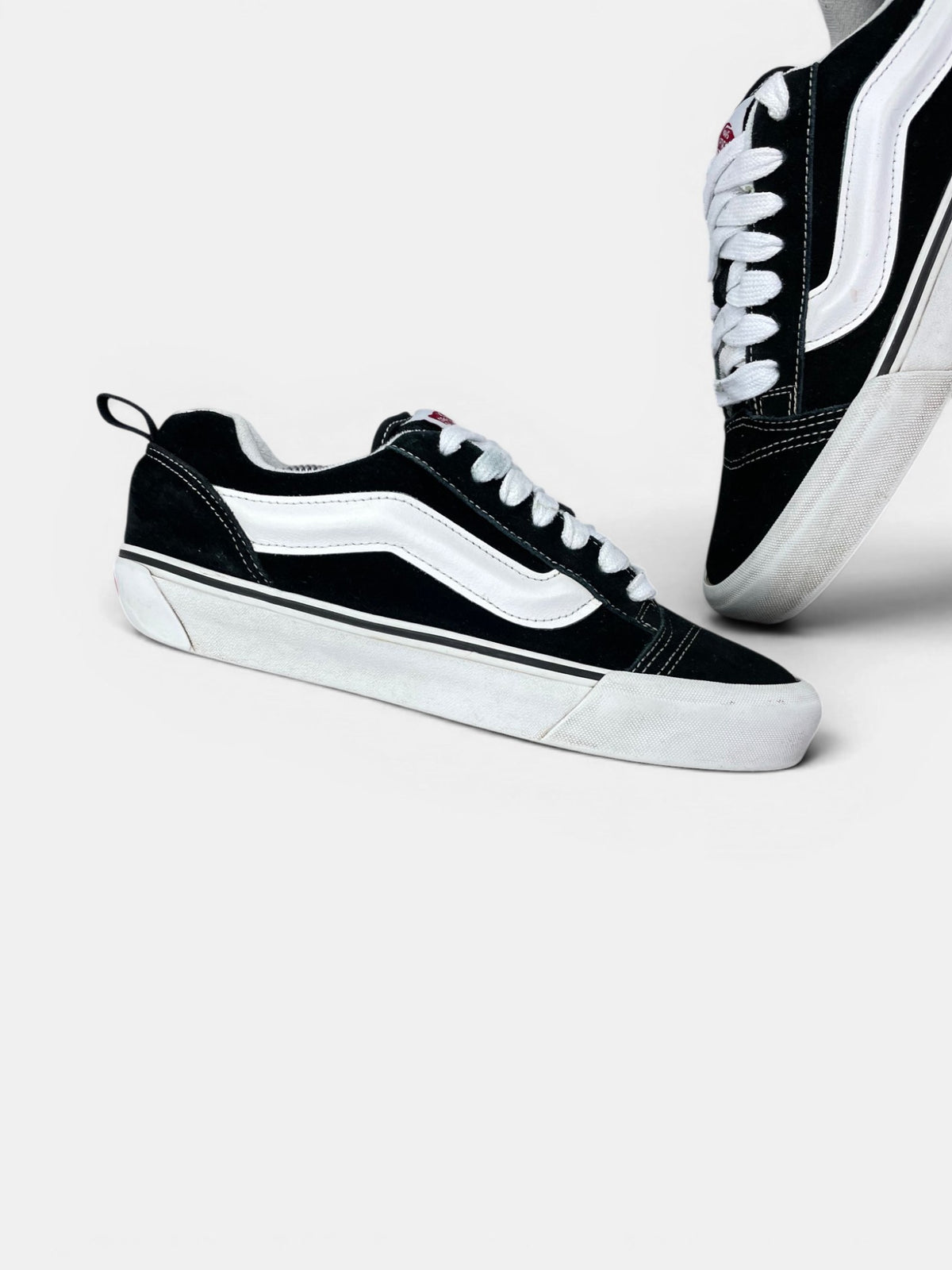 Vans Old Skool — buty sportowe męskie w bardzo dobrym stanie rozmiar 42, zewnętrzny panel lewego buta