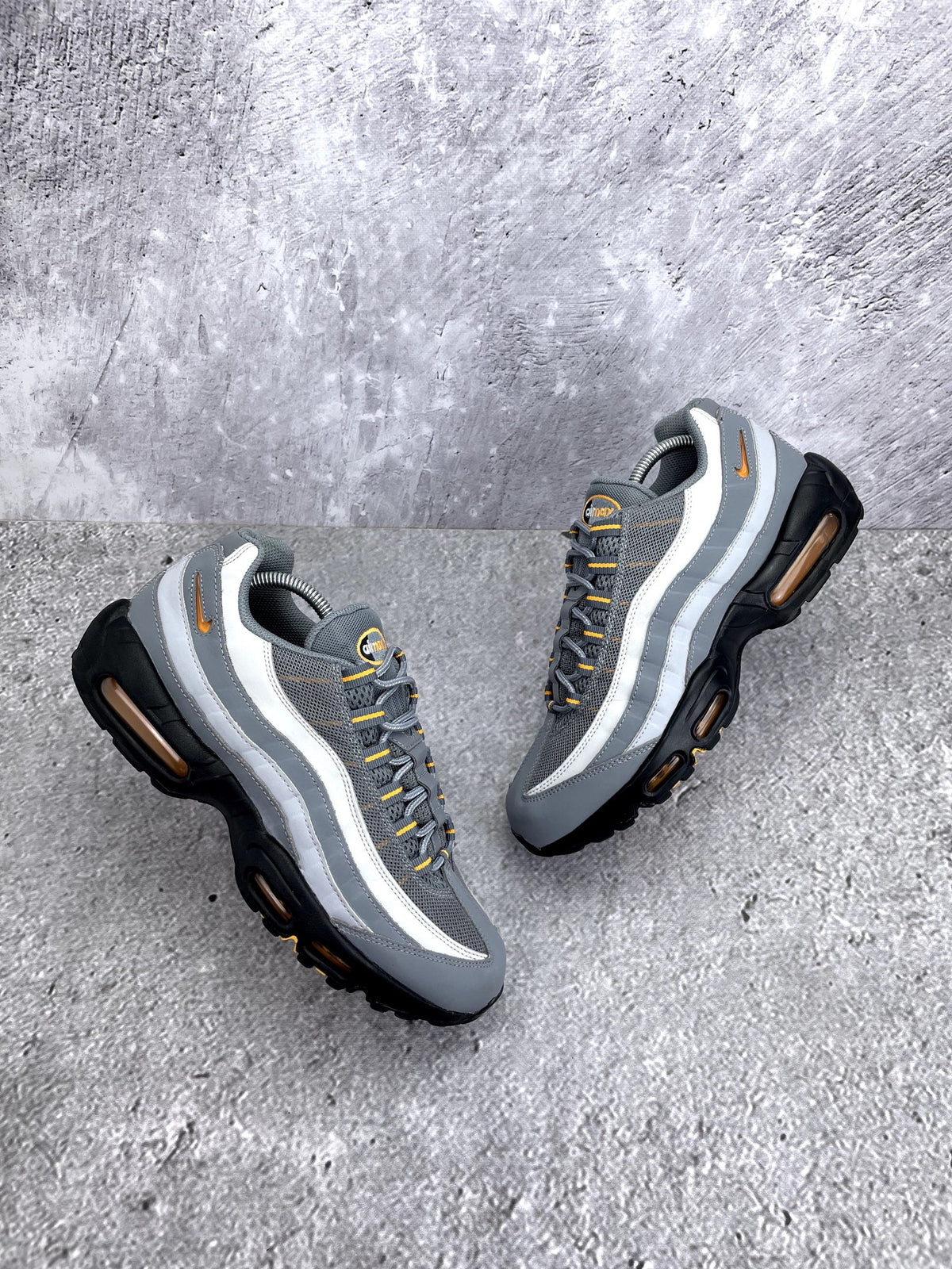 Nike Air Max 95 Cool Grey Sundial — buty sportowe męskie w bardzo dobrym stanie rozmiar 44, widok z góry na zewnętrzną stronę butów