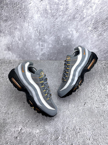 Nike Air Max 95 Cool Grey Sundial — buty sportowe męskie w bardzo dobrym stanie rozmiar 44, widok z góry na zewnętrzną stronę butów